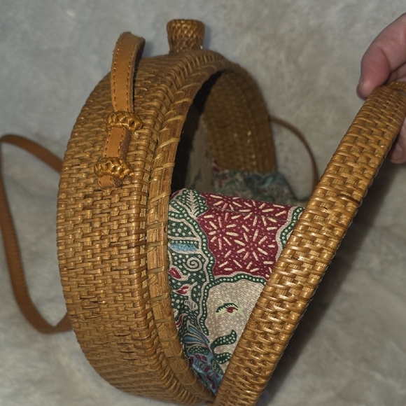 Source Unknown Small Handcrafted Tan Rattan Crossbody Bag ✨️GOOD CONDITION✨️ - Picture 8 of 9